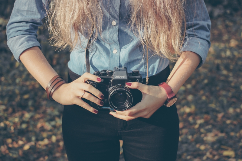 photographe-STE MAXIME-min_hand-person-girl-woman-camera-photography-614-pxhere.com