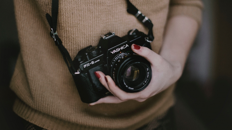 photographe-STE MAXIME-min_woman-camera-photography-photographer-slr-dslr-319-pxhere.com